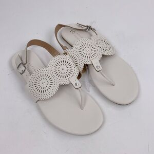 Lauren Conrad Thong Flat Sandals Buckle Strap  Creme Off White Size 9 NEW